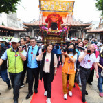 鹿港慶端陽系列活動「龍王祭」，3日吉時由彰化縣長王惠美等人，於鹿港龍山寺恭請「龍王尊神」起駕。圖／記者鄧富珍攝
