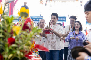 臺北市長蔣萬安於今(3)日擔任點睛暨祭江大典主祭官，為5月30日至6月1日舉行的「臺北國際龍舟錦標賽」以及「2025雙北世界壯年運動會」祈福，預祝賽事能夠圓滿完成。