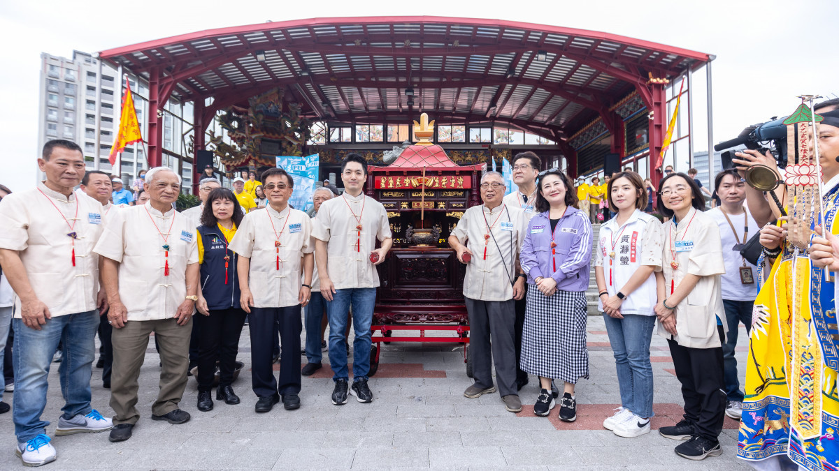 蔣萬安市長偕同屈原宮主委林天來(右)以及其他貴賓，前往雙溪碼頭進行點睛儀式。