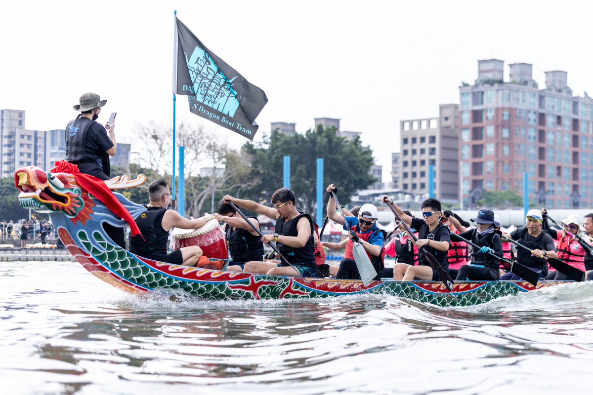 點睛暨祭江儀式邀請到六支不同背景的龍舟隊伍共同祭拜，象徵龍舟運動的包容性與凝聚力，也為即將展開的2025雙北世界壯年運動會國際賽事注入團結與祝福的力量。
