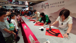六位書畫名師共同揮毫「春、暉、韶、光、映、日」六字。
