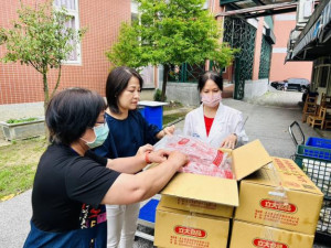 縣府教育局前往興隆國小視察午餐食材供應情形。