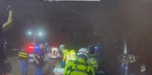員警擊破車窗，並與救護人員合作將男子緊急送醫。