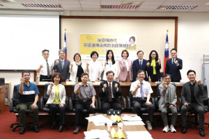 立法院厚生會委員和公聽會出席專家學者大合照。前排從左到右：中華民國醫師公會全國聯合會蘇育儀副秘書長、國家衛生研究院感染症與疫苗研究所陳宜君所長、台灣感染症醫學會張峰義理事長、秀傳醫療體系林啟禎總顧問、台灣感染管制學會王復德理事長、國立臺灣大學流行病學與預防醫學研究所陳秀熙教授、台灣年輕病友協會劉桓睿秘書長；後排從左到右：中華民國醫師公會全國聯合會蘇育儀副秘書長、立法委員王正旭、台灣活力老化推展協會吳玉琴理事長、立法委員蘇巧慧、立法委員萬美玲、立法委員陳菁徽、疾病管制署莊人祥署長、中央健康保險署陳亮妤副署長、厚生基金會陳柏同執行長。