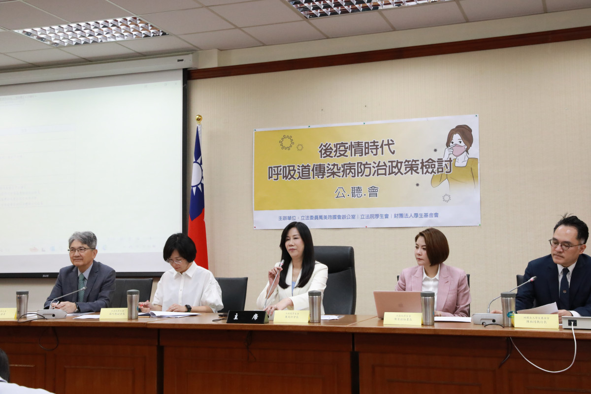 從左到右：立法委員王正旭、立法委員蘇巧慧、立法委員萬美玲、立法委員陳菁徽，厚生基金會陳柏桐執行長。