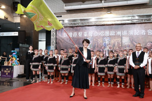 許縣長為原聲童聲合唱團授旗祝演出成功。（縣府提供）