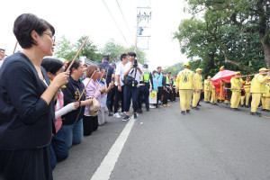 200多年來白沙屯媽祖首度進入南投縣，許縣長跪迎鑾駕。（縣府提供）