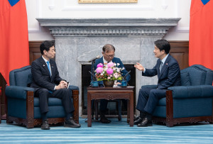 總統賴清德（右）與日本前經濟產業大臣西村康稔（左）。（圖／總統府Flickr）