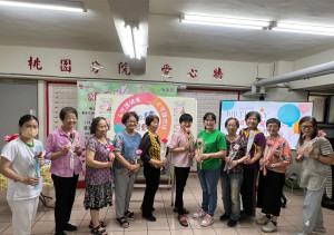 桃園分院陳舒婷院長與義工們合照。