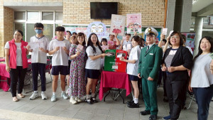 南投郵局結合投商同學寫信給母親表感恩。（南投郵局提供）