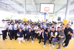 私立宜寧高中光電球場啟用盧市長與學子合影 