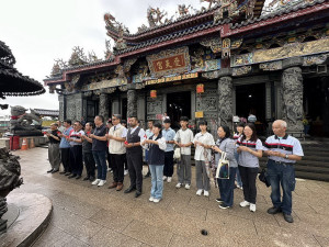 陳鄉長吳主席陳主委等同上香祈祝考生一舉掄元。（名間鄉公所提供）