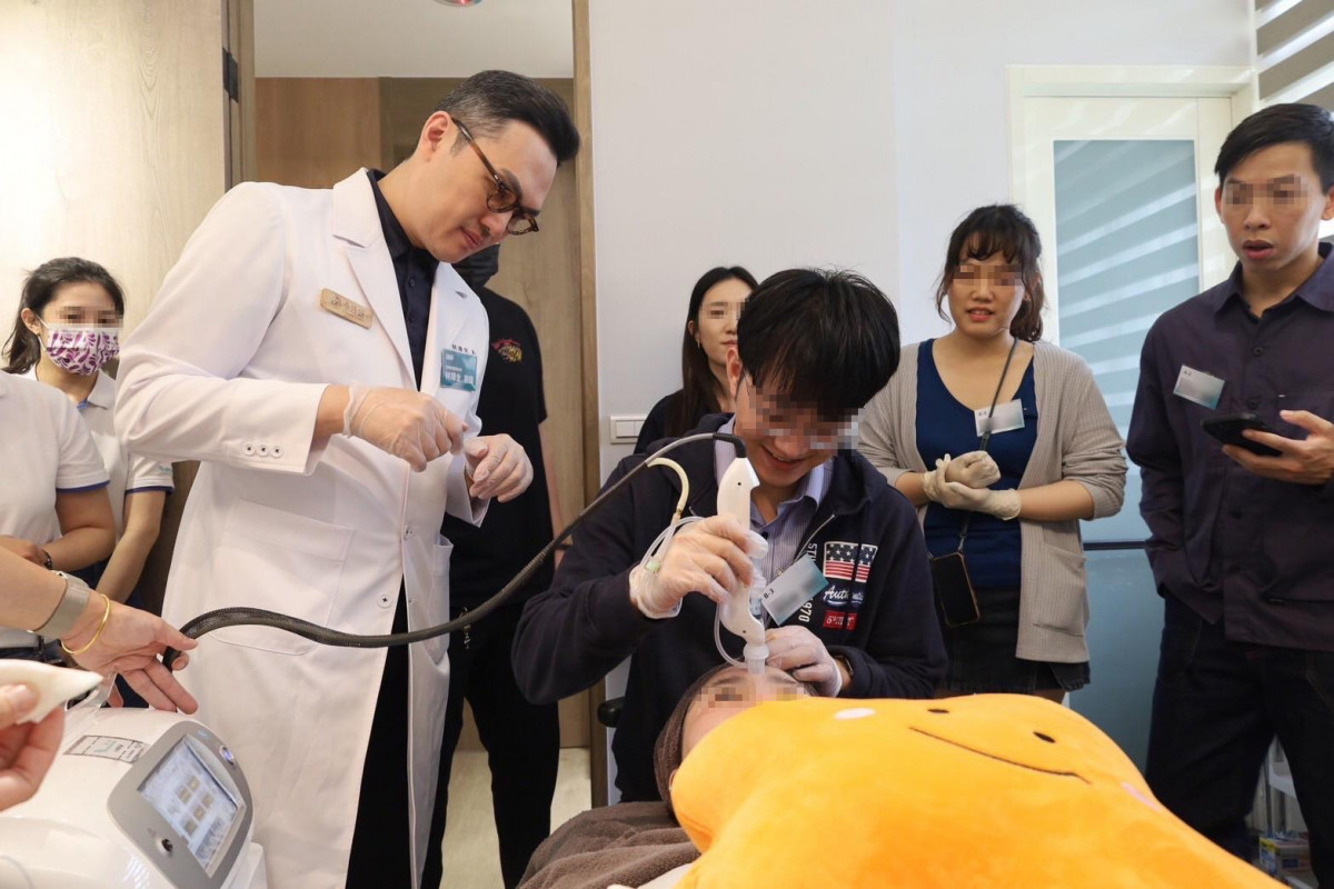 林瑋全院長說明選擇具AI控管與細針優勢的水光療程，搭配專業醫師操作，效果更穩定安全。（圖／全臻妍診所 提供）