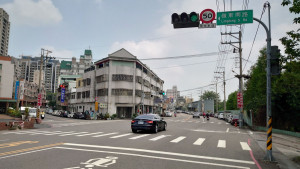 維護行人通行安全，市府持續檢討時段性閃光運作號誌