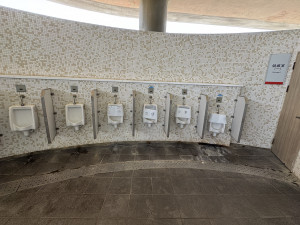 高美濕地遊客中心的公廁，廁所內4個小便斗故障無法使用。