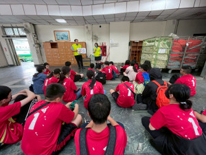 「母親節書寫明信片活動」，新竹郵局邀請載熙國小學童參與。