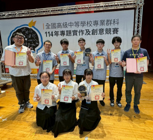 霧峰農工榮獲電機電子群雙料冠軍師生合影。