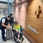 岳姓男子經集集分局及駐泰代表處協助安排搭機返臺，專案小組於5月2日清晨在臺灣桃園國際機場入境大廳查緝到案。（集集警分局提供）