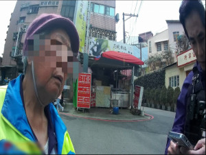 8旬老嫗街頭迷茫不安，壢警細心音譯組字助返家 。