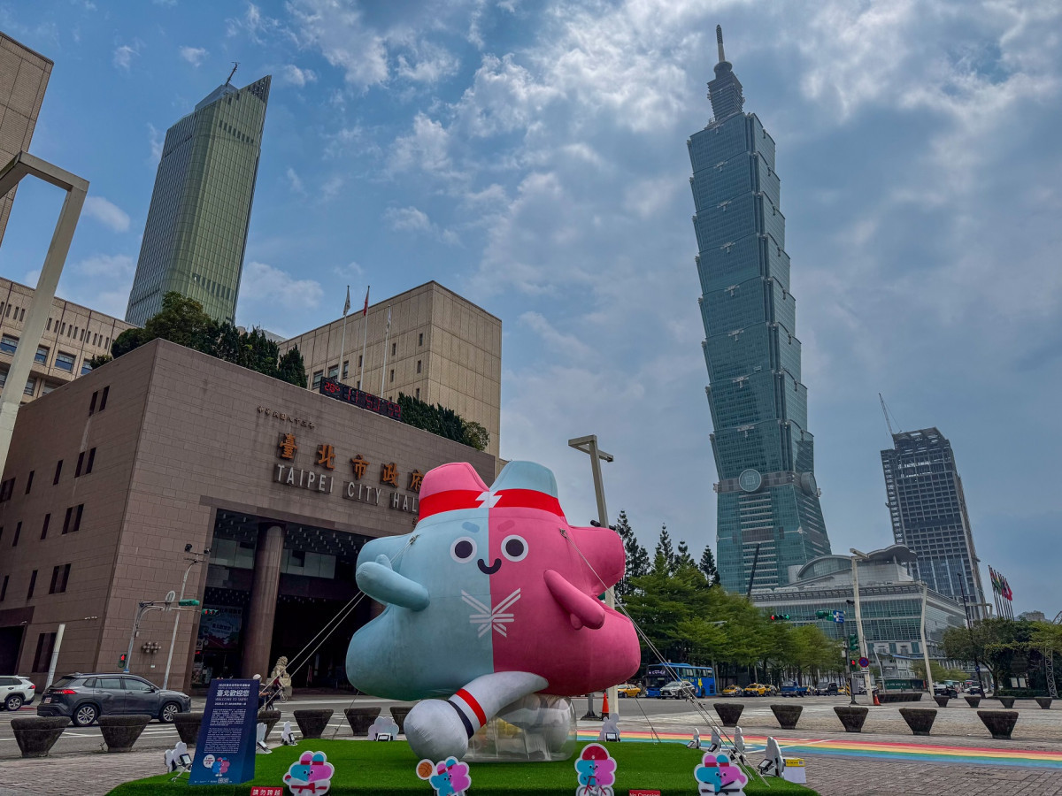 臺北市政府前設置2025雙北世壯運吉祥物壯寶氣偶，迎接這場全民盛會。（攝影／杭大鵬）