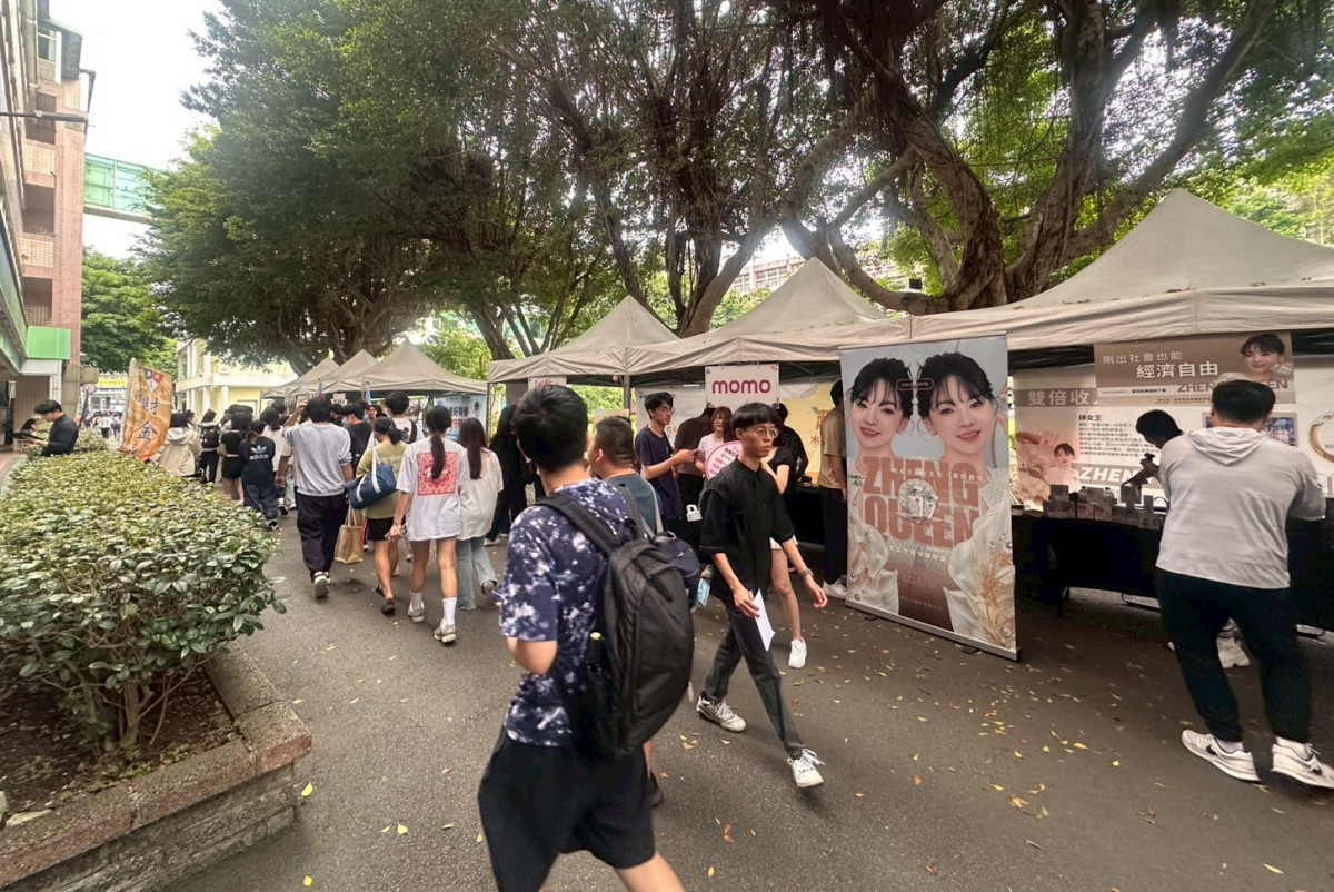 同學熱情參與趣遊青春祭校園活動，攤位前人潮絡繹不絕。（圖／安富整合行銷提供）
