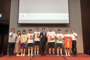 代理市長邱臣遠表揚竹市全國中等學校運動會績優運動選手。