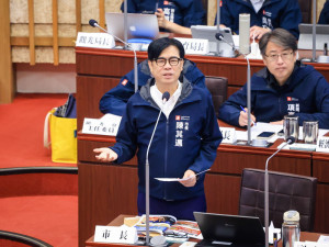 ▲其邁於議會時強調，市府將投入5億元儘速完成高中職以下普通教室建置大型觸控螢幕的目標。