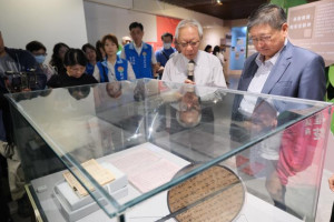 姜紹祖嫡曾孫姜文滉先生介紹姜紹祖與戰友吳湯興往來的扇子等文物。