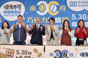 韓院長、許縣長與南投三立委等體驗手搖飲。（縣府提供）