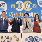 韓院長、許縣長與南投三立委等體驗手搖飲。（縣府提供）