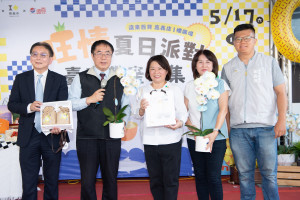 臺南市長黃偉哲今(17)日特別來到嘉義市遠東百貨參與熱鬧的「旺情夏日派對－臺南農產市集」，嘉義市長黃敏惠也展現地主之誼，特別出席活動／林詩涵翻攝
