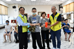 林世賢市長到慈生仁愛院致贈加菜金及肉粽。圖／記者鄧富珍翻攝