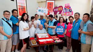 新竹榮服處鞠宗顯處長（右5）祝賀百歲榮民俞在時伯伯生日快樂。