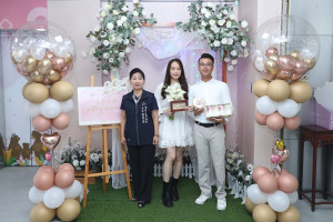 今天是5月20日，上午嘉義市共有13對新人登記結婚，並在打卡牆前拍照留念／嘉義市府提供