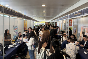 17家國內外知名企業設攤與國際學生互動。