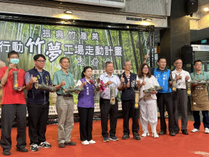 王副縣長與議員等展示手作竹藝品。（記者扶小萍攝）