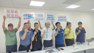 嘉義縣太保市民代表吳宏哲（左四）開記者會呼籲檢調釐清「黃國泰領銜人」陣營不實連署情形，並呼籲反惡霸、挺宏哲／陳致愷攝影