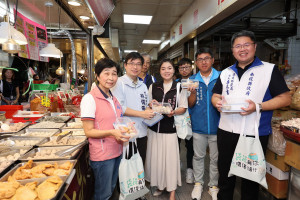 環保局於五處市場宣導減少購物用塑膠袋。（縣府提供）
