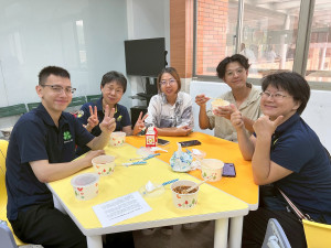 由左到右謝孟有(綠照助理)、林玉玲(推廣主任)、吳佳姸(新竹縣青年農民聯誼會芎林分會長。