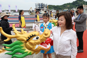 為基隆龍舟賽點睛開光　邱佩琳盼賽事順利成功
