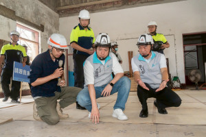 代理市長邱臣遠視察新竹市定古蹟消防博物館修復工程進度及施工品質。