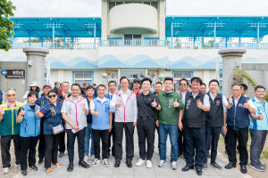 桃園市長張善政前往新屋區，視察海洋客家休閒農業區與貴賓大合照。