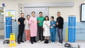 新竹西區扶輪社長林敏男(中)與社員們將超紫光滅菌機器人致贈。