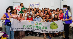 ▲大寮戶政推廣多元文化，邀請新住民體驗包粽子。