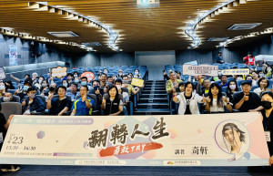 勞動部雲嘉南分署邀請千萬訂閱YTR奇軒（右三）至嘉義縣太保市分享成功歷程／南分署提供