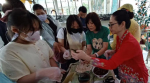 新竹縣新住民家庭服務中心舉辦馬來西亞娘惹粽體驗。