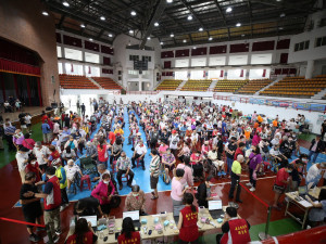 嘉義市府今天在東區體育館設置大型疫苗接種站，提供新冠JN.1疫苗與肺炎鏈球菌疫苗接種服務／嘉義市府提供