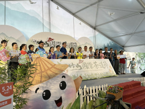 嘉賓為國際茶道節啟動宣示9天活動精彩可期。（記者扶小萍攝）