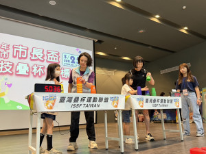 張品珊副處長、水源國小陳桂里校長與民眾互動挑戰疊杯比賽。