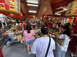 石龍宮雖然迷你，但深受信眾敬重香火鼎盛。（記者扶小萍攝）